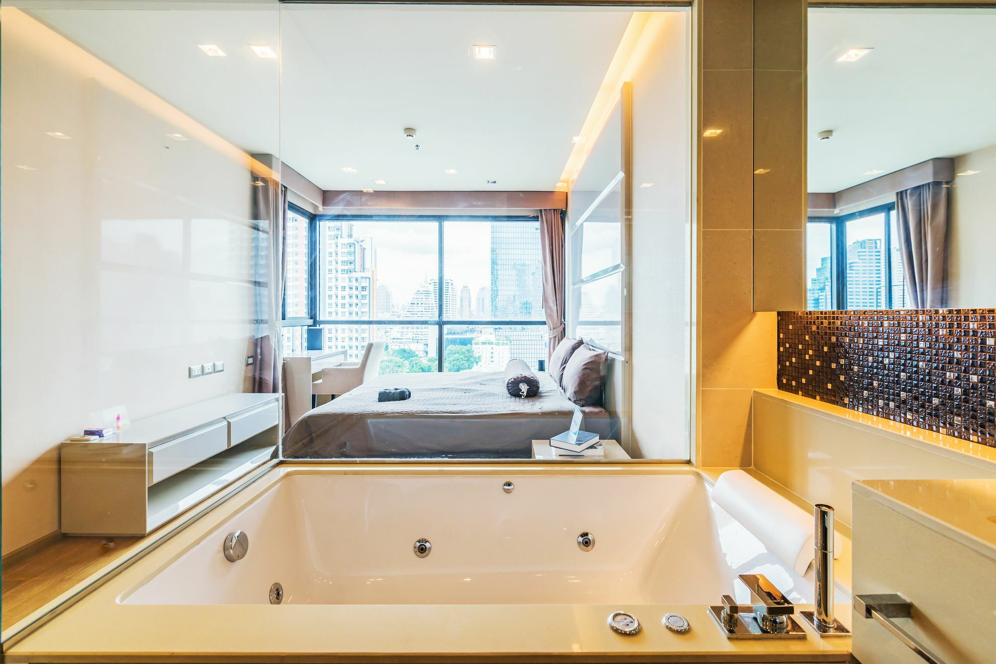 The Address Sathorn By Favstay 曼谷 外观 照片